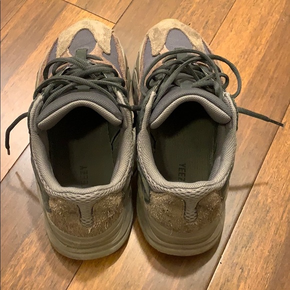 Yeezy Boost 700 ‘Mauve’ - Picture 4 of 7